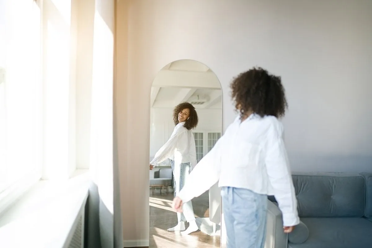Girl posing in front of a mirror | Skylum Blog