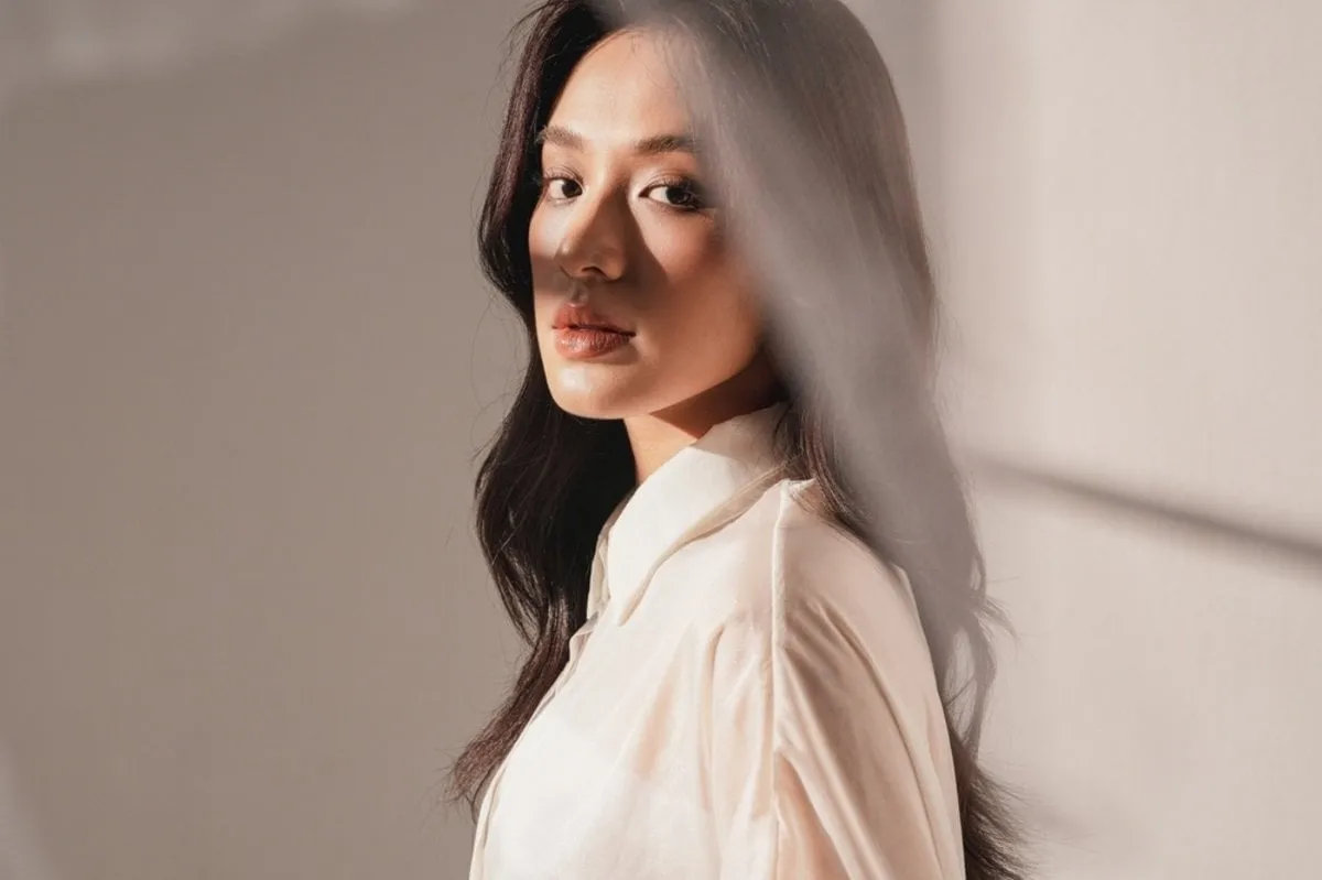 Portrait of a girl in light colors | Skylum Blog