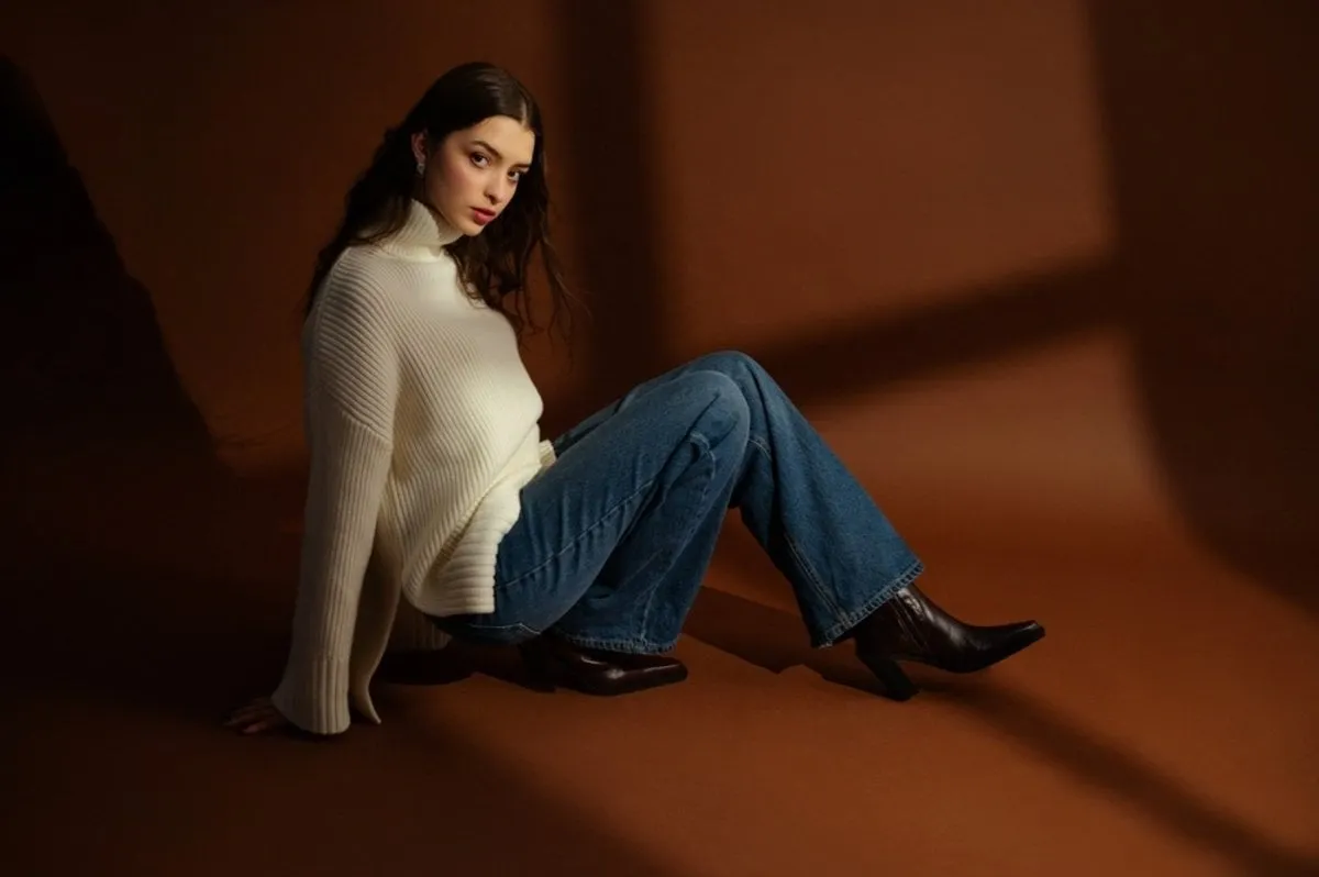 Photo of a girl on a dark background | Skylum Blog