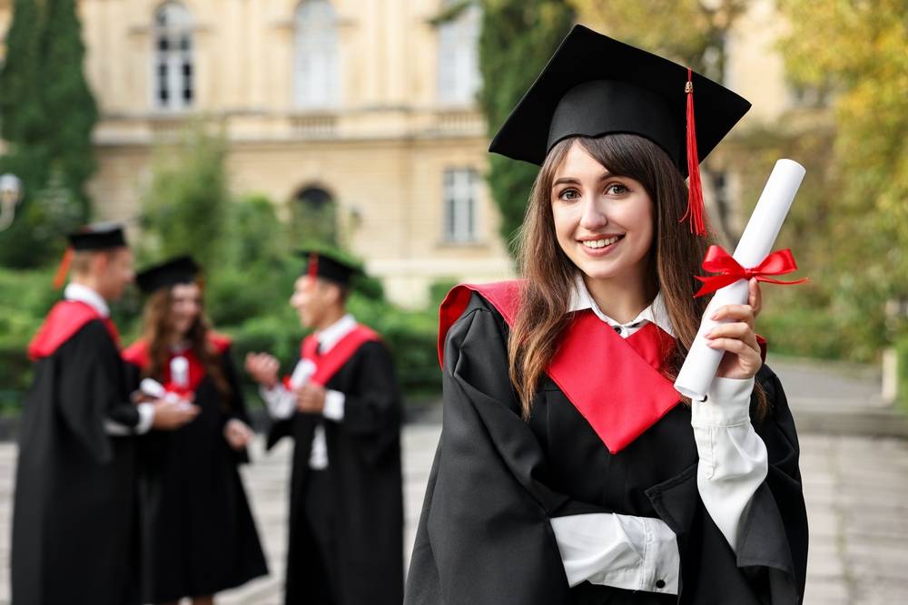 Outdoor photo of graduates | Skylum Blog

