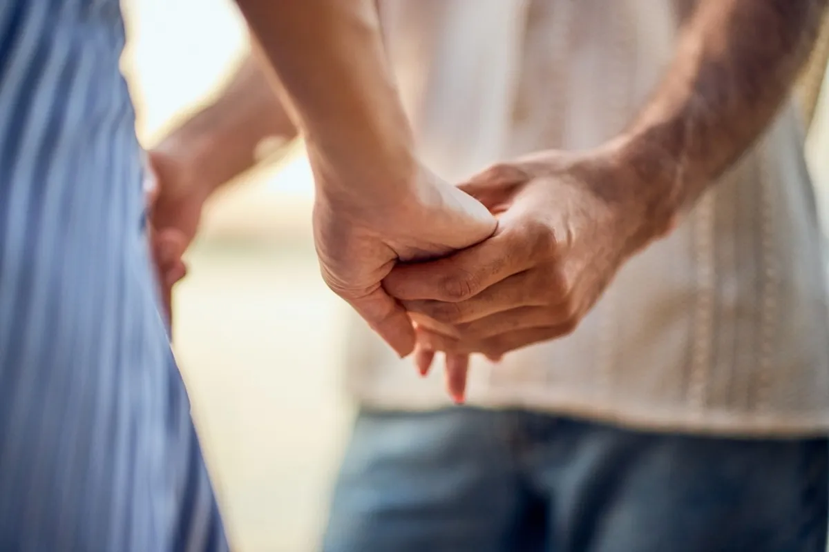  A boy and a girl are holding hands | Skylum Blog
