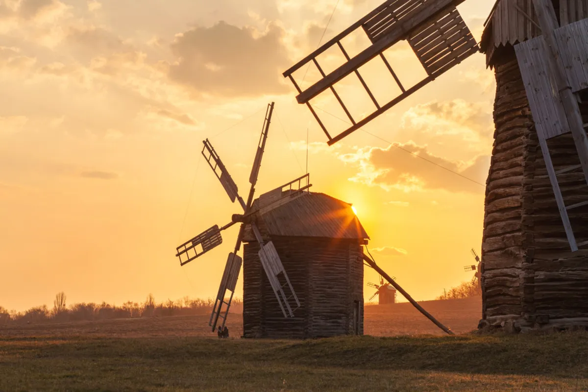 Photo of a windmill at sunset | Skylum Blog