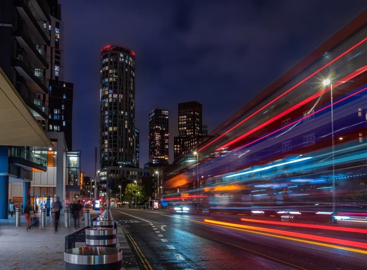 Long exposure photography of a city at night | Skylum Blog