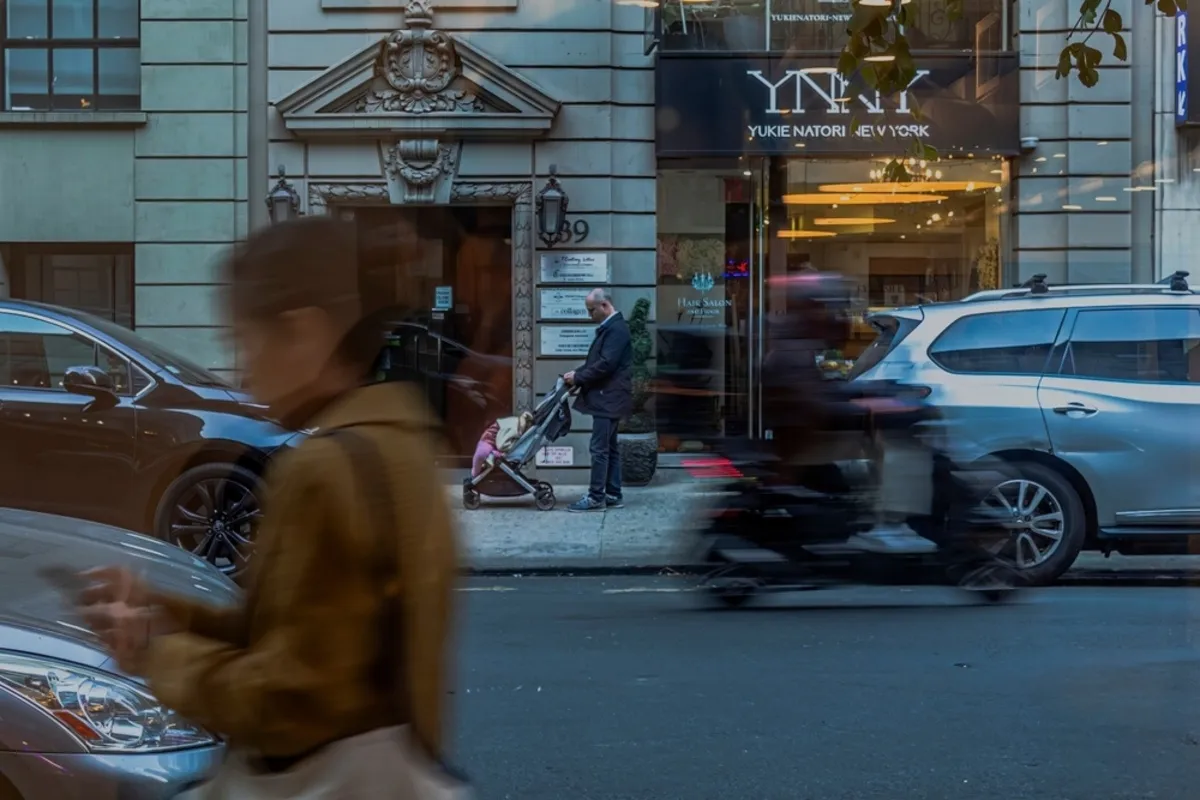 Long exposure urban photography with people | Skylum Blog