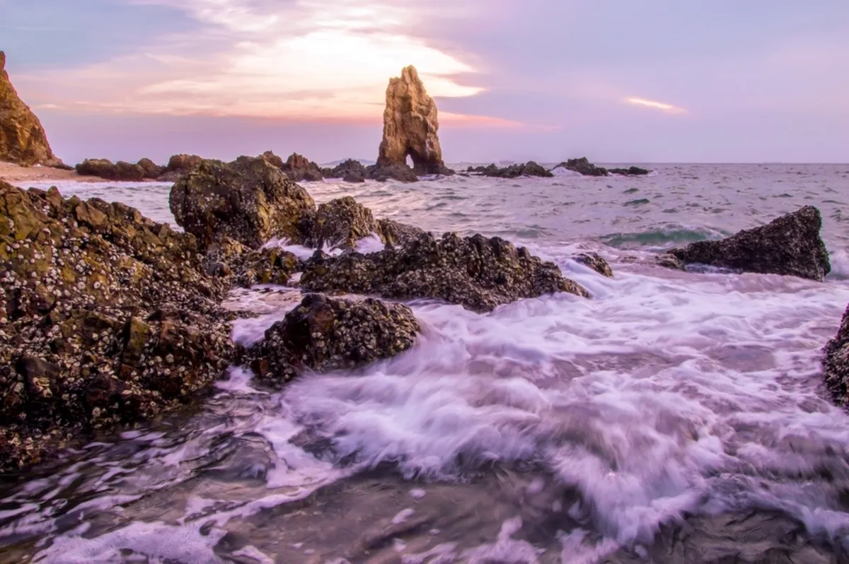 Long exposure of waves with rocks | Skylum Blog