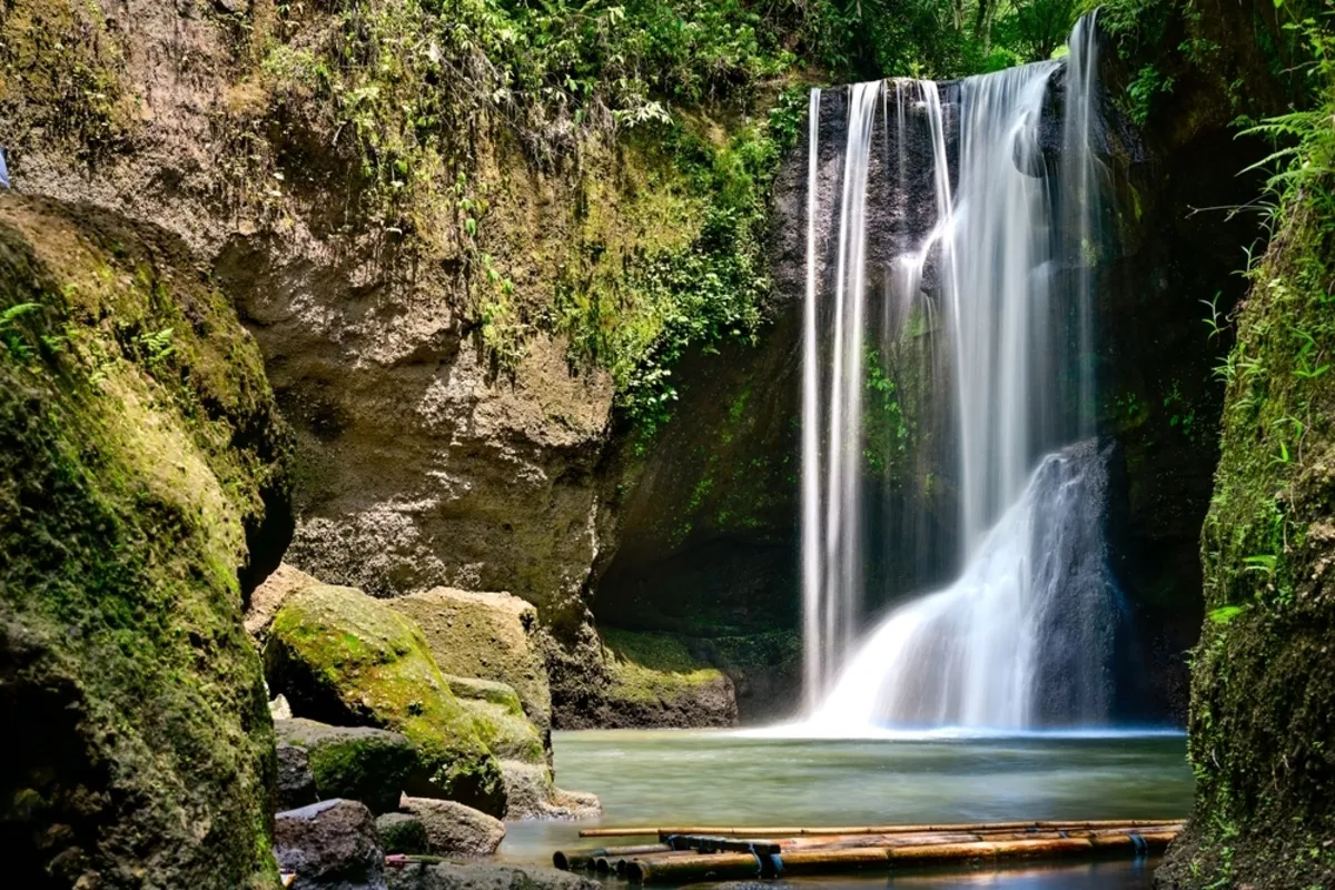 Long exposure photo of a waterfall | Skylum Blog
