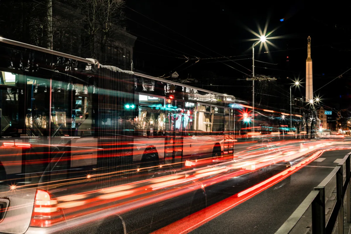 Long exposure photography of car and bus lights | Skylum Blog