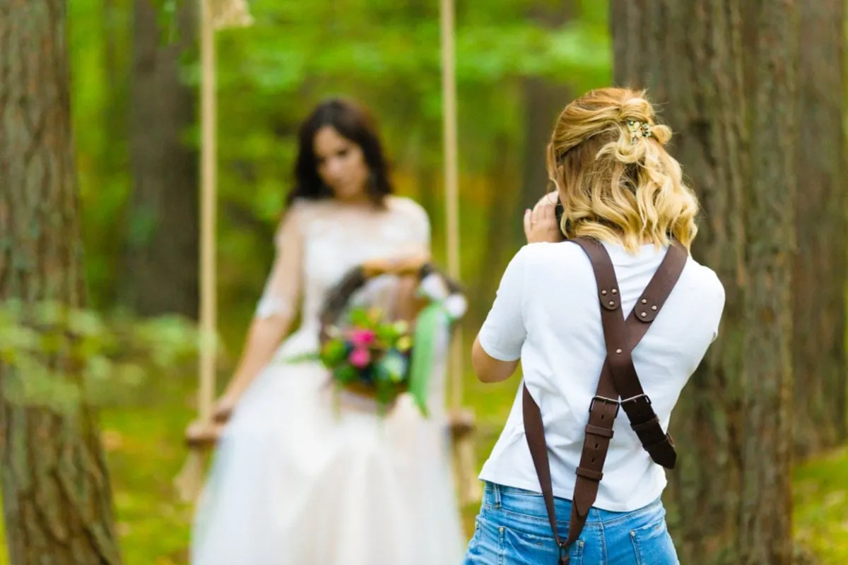 Photographer takes a photo of the bride | Skylum Blog