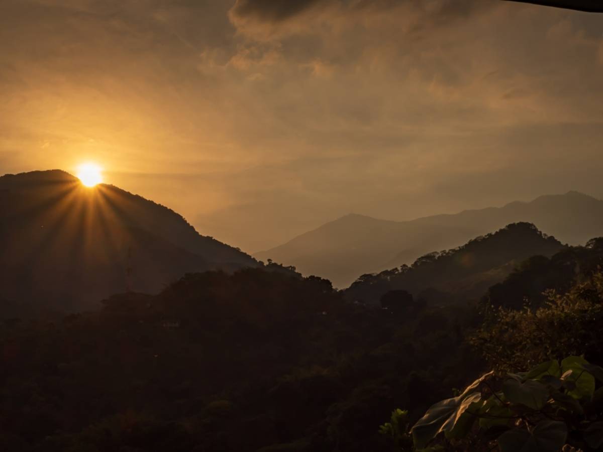 Sunrise over misty mountains in gold light | Skylum Blog