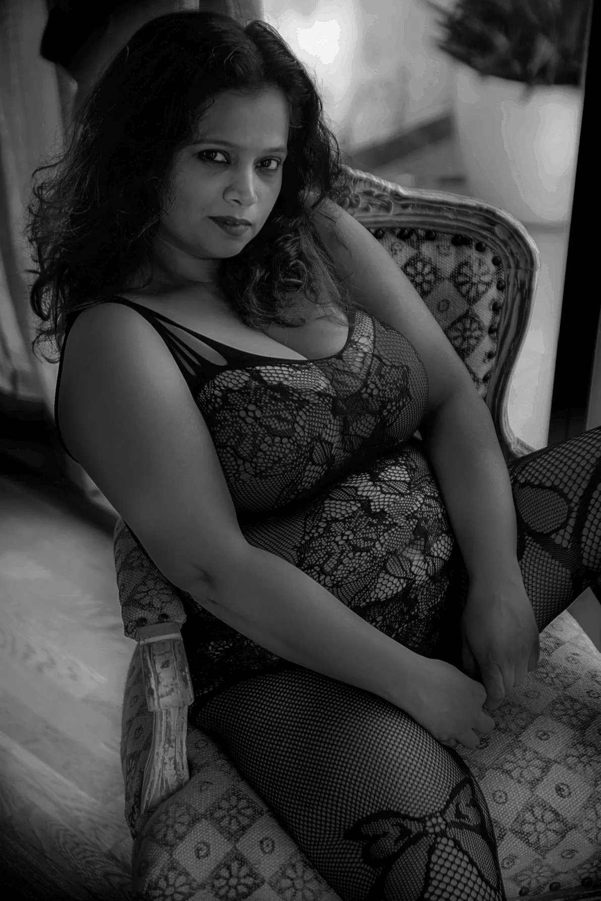 Best Plus Size Boudoir Poses: Top 10 Picks | Skylum Blog