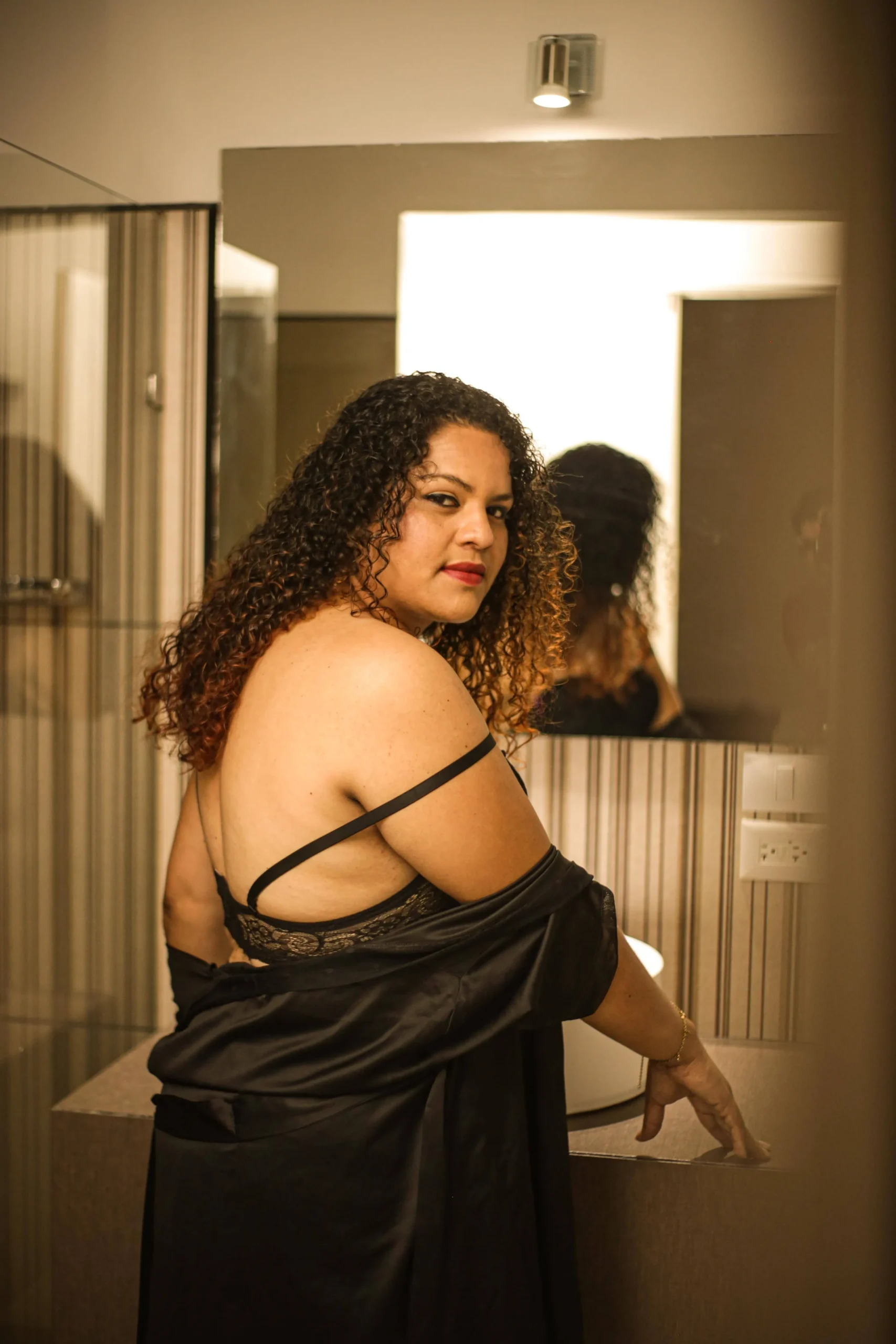 Top 10 Boudoir Poses for Plus Size Models | Skylum Blog