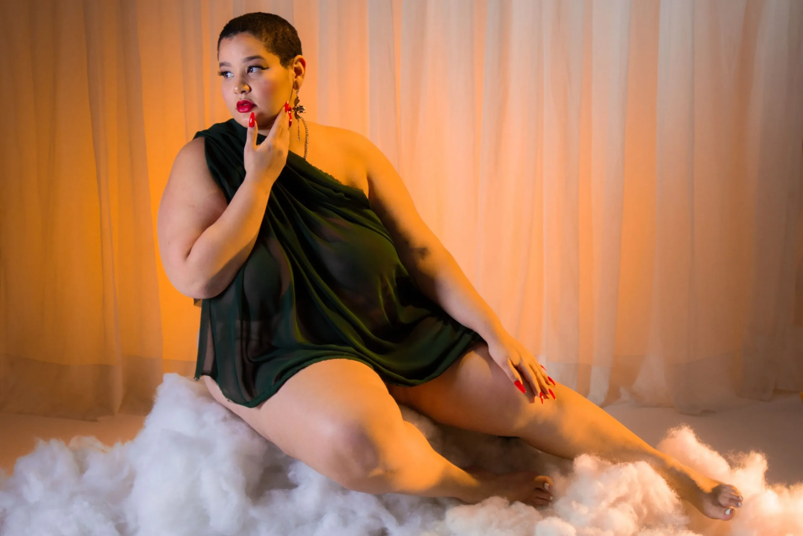 Boudoir Poses for Curvy Women: Top 10 Picks | Skylum Blog