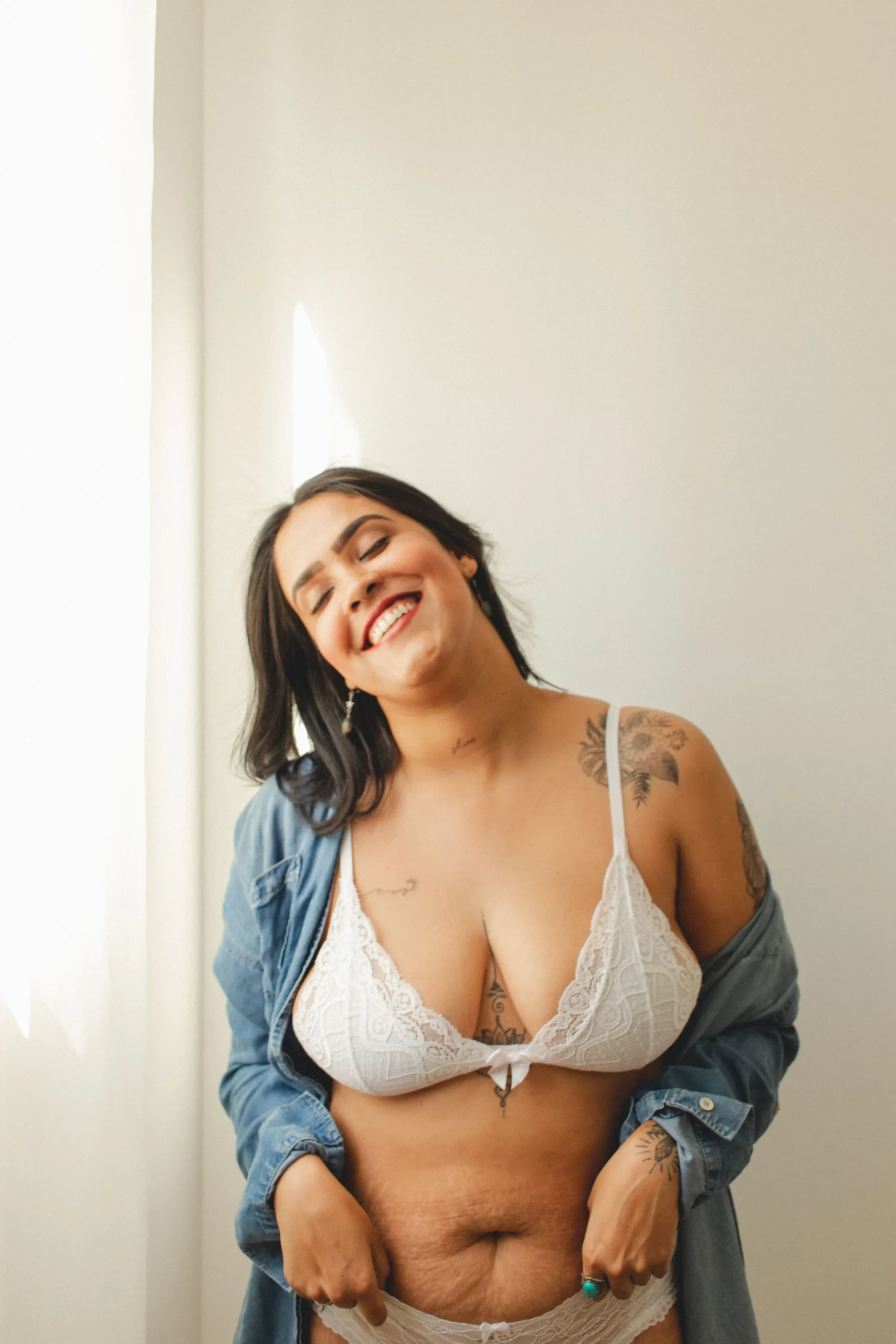 Plus Size Boudoir Photography: Best 10 Poses | Skylum Blog