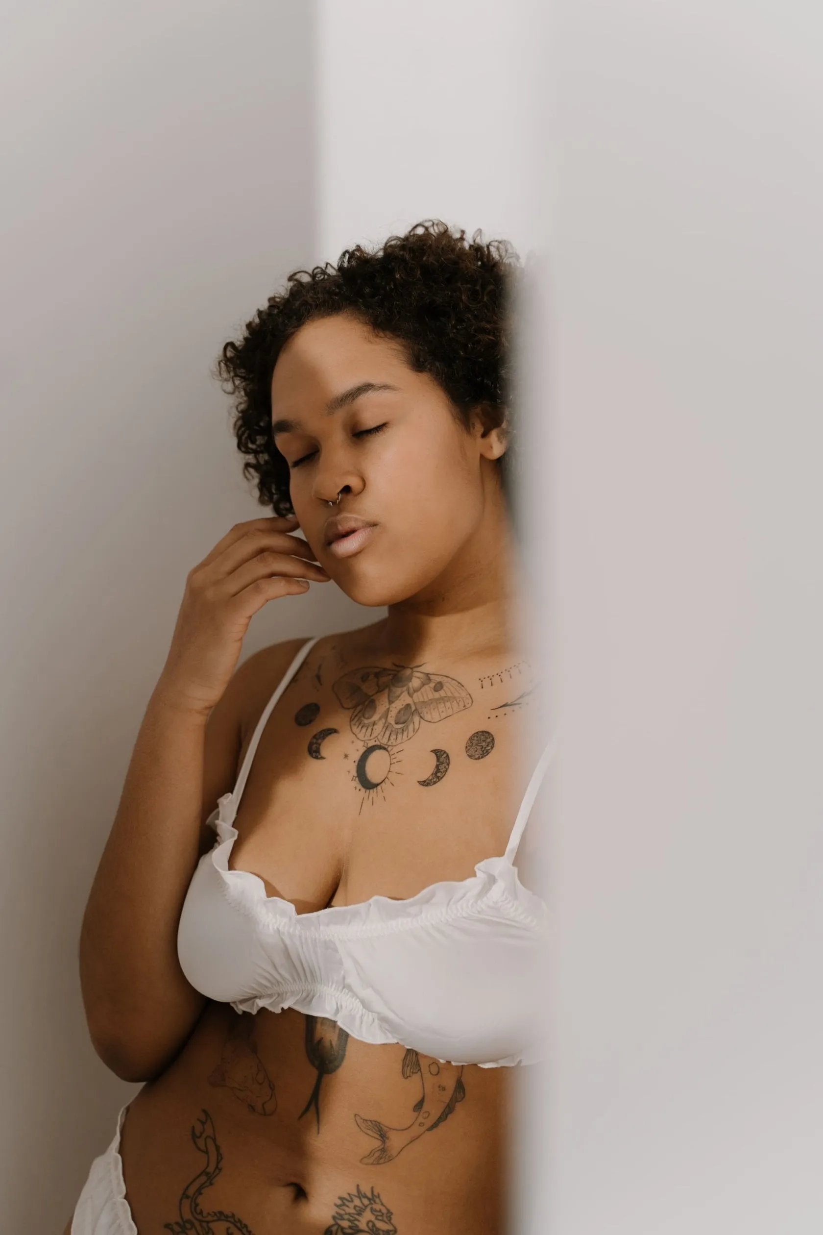 Best Plus Size Boudoir Photography Poses: Top 10 | Skylum Blog