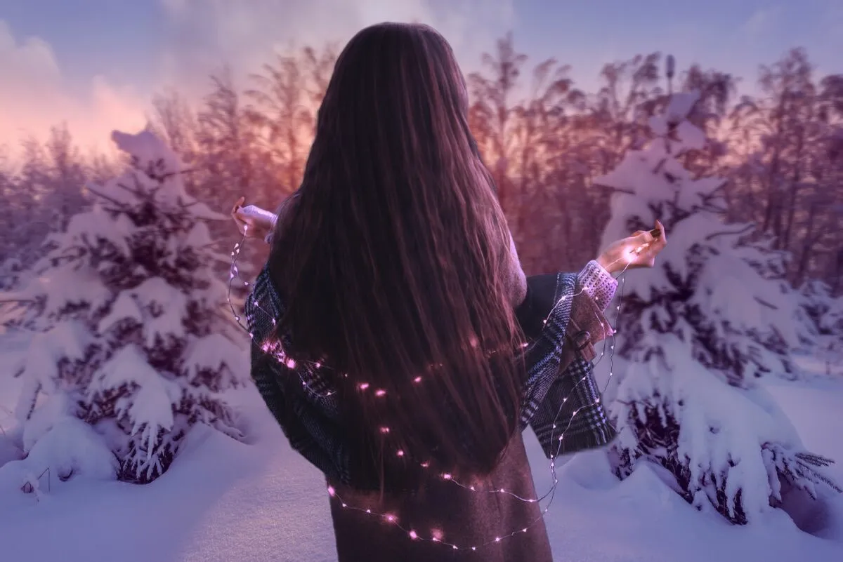 Girl with a Garland Against an Evening Winter Landscape | Skylum Blog