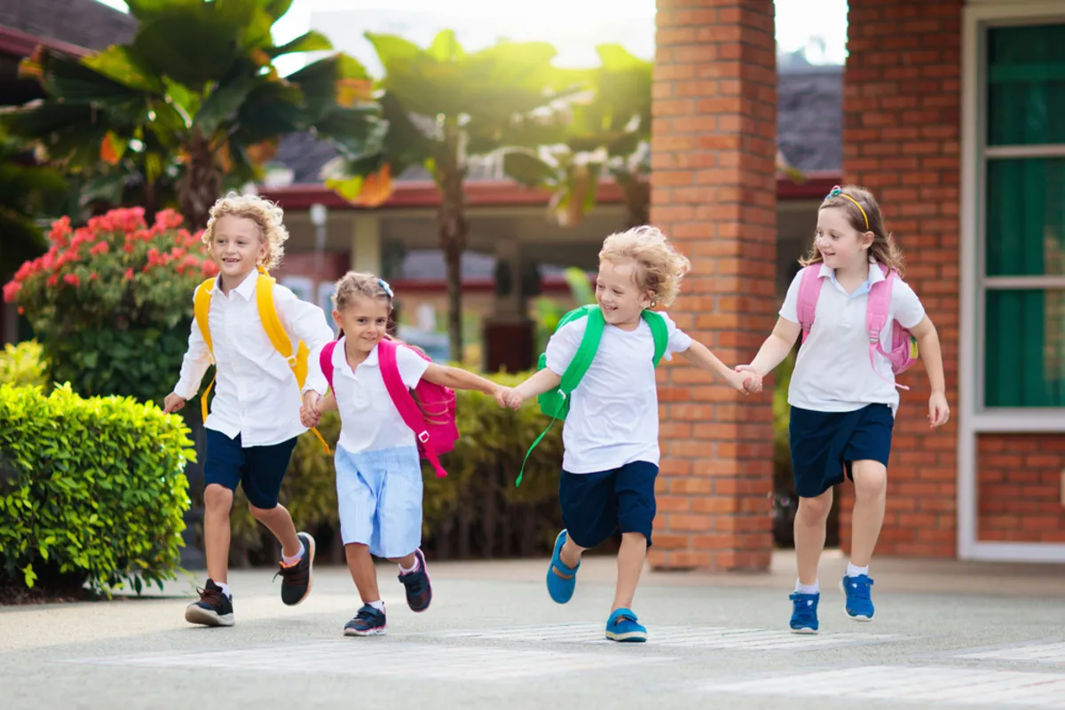 Schoolchildren running in the yard | Skylum Blog
