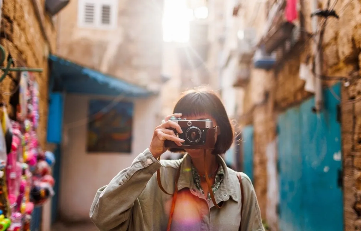 A girl takes pictures while walking| Skylum Blog