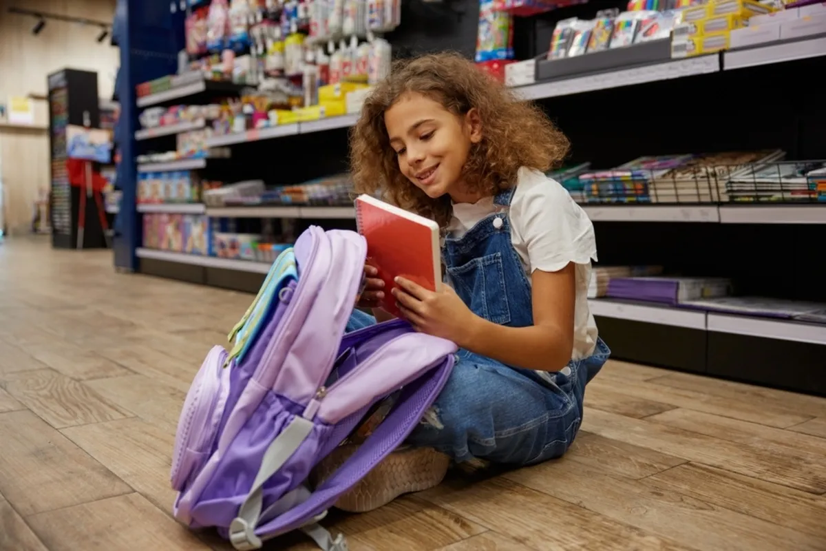 A schoolgirl is packing her backpack | Skylum Blog