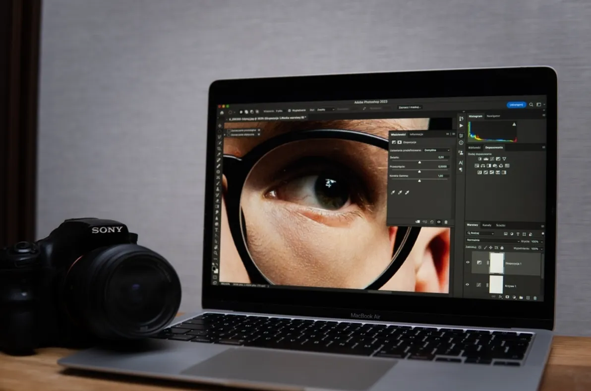 Editing photos on screen| Skylum Blog