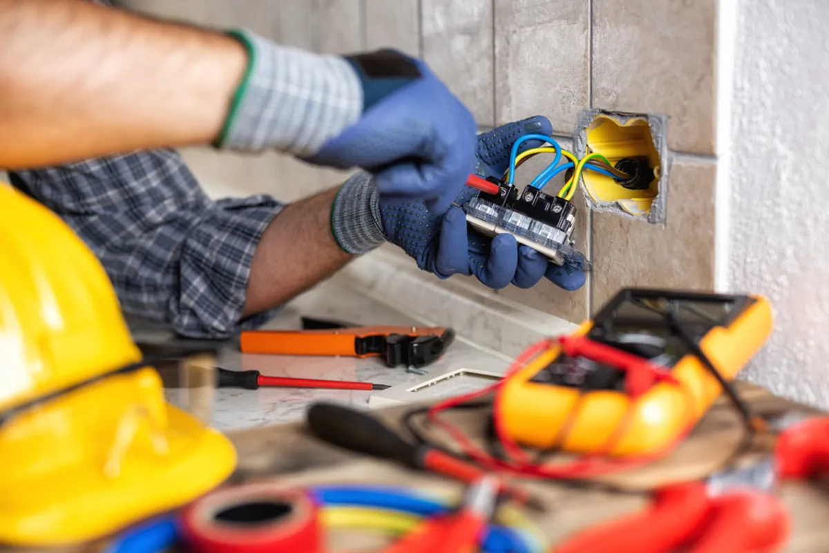 An electrician repairs sockets | Skylum Blog