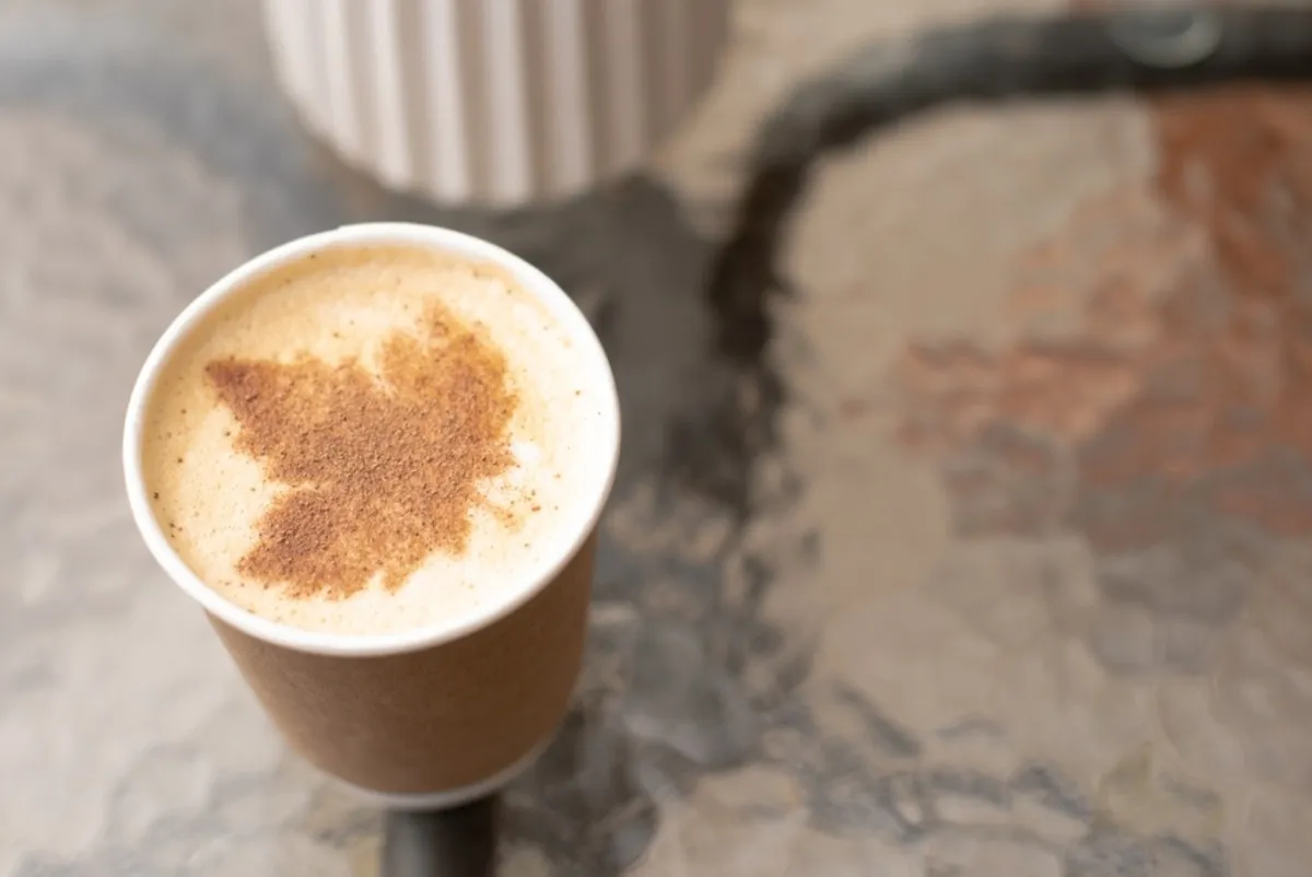 Photo of coffee with an autumn cinnamon leaf | Skylum Blog