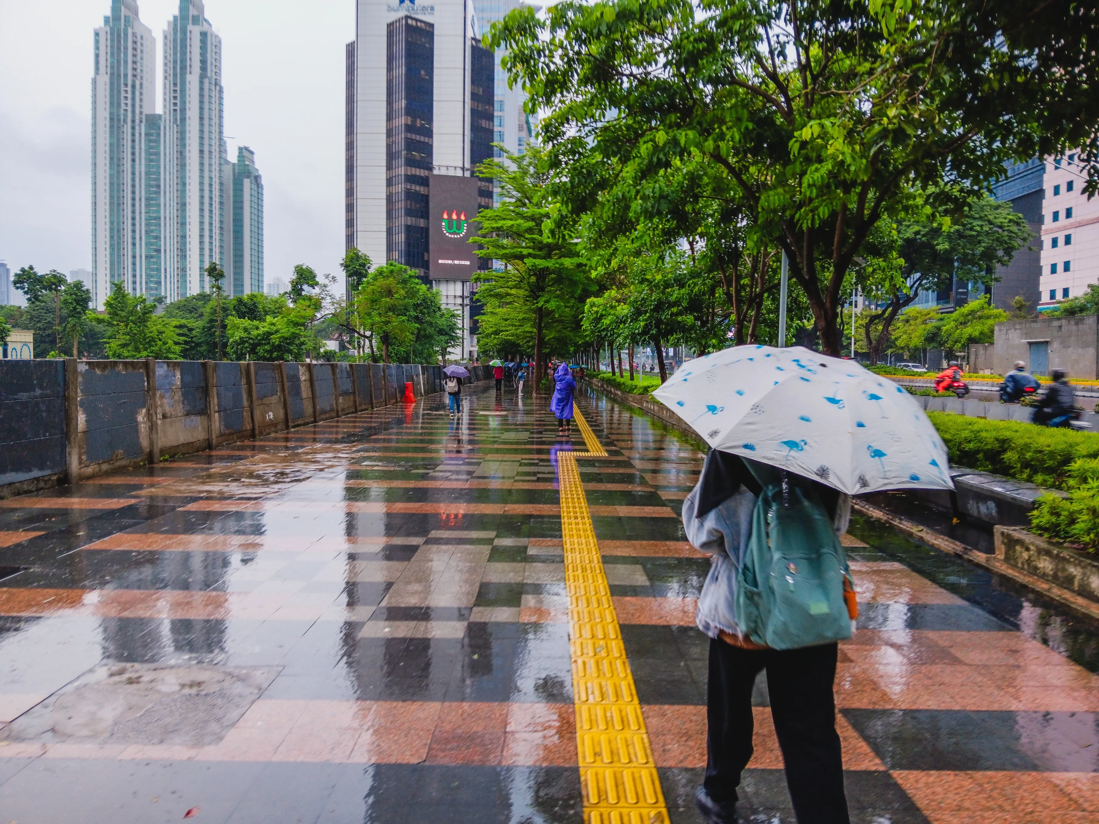 People with umbrellas in the city | Skylum Blog