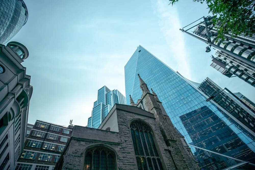 Photos of the city with new and old buildings | Skylum Blog