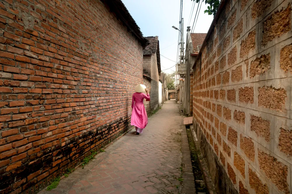 Photo of a girl from behind near a wall | Skylum Blog
