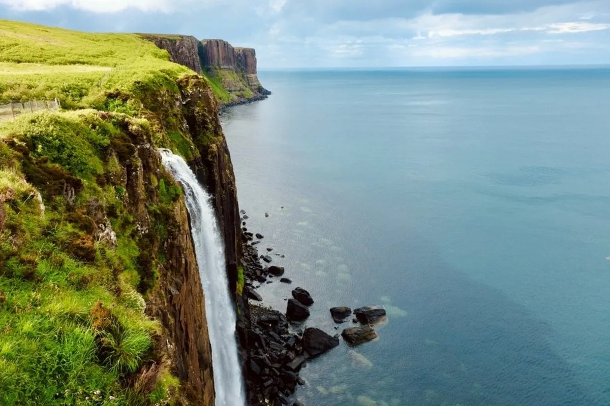 Rock and sea by the rule of thirds | Skylum Blog