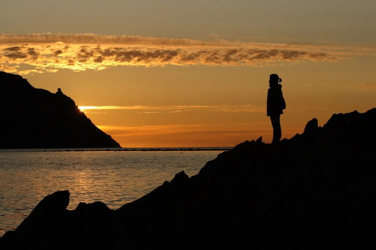 Photo of a girl at sunset using the rule of thirds | Skylum Blog