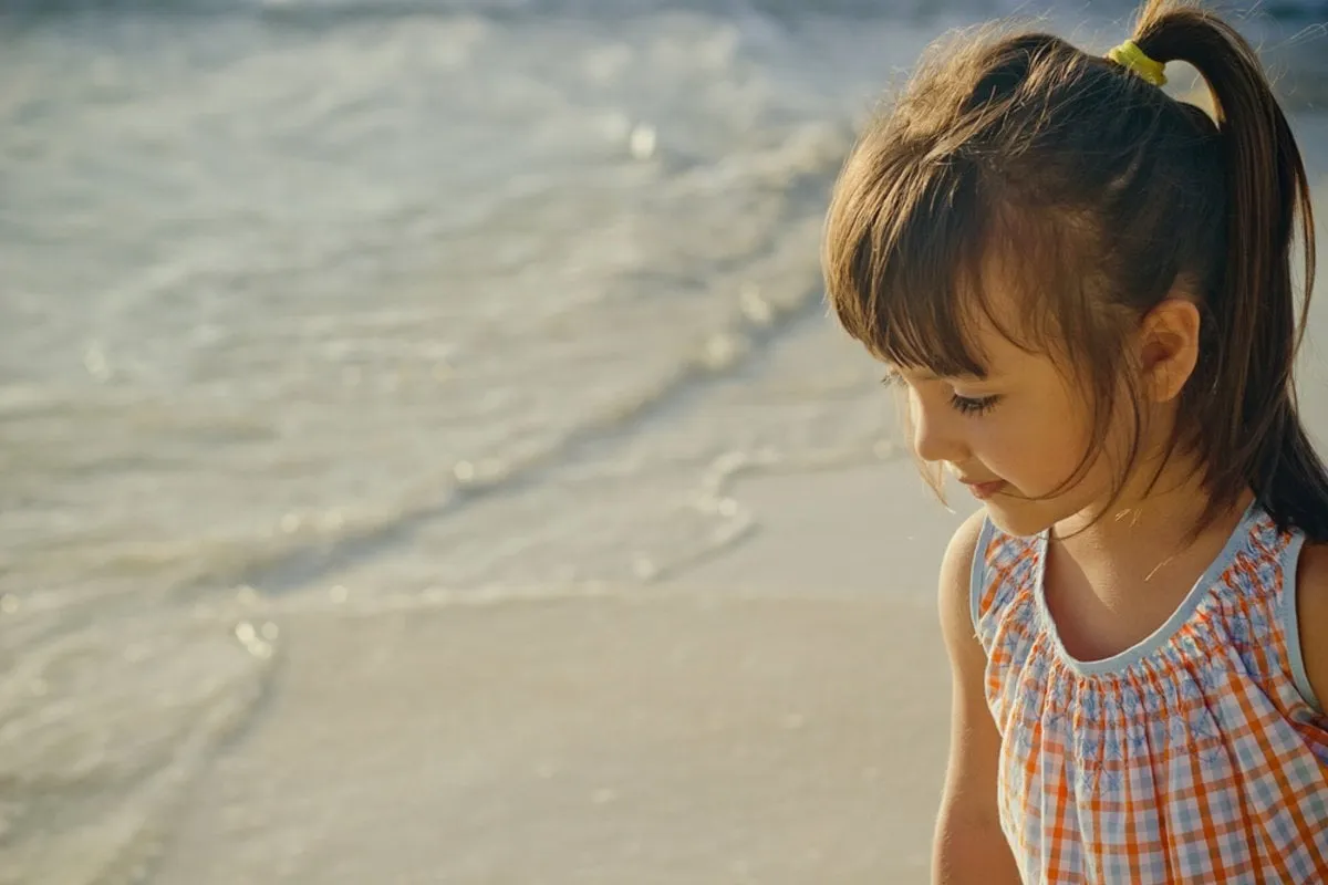 Photo of a girl at sea using the rule of thirds | Skylum Blog