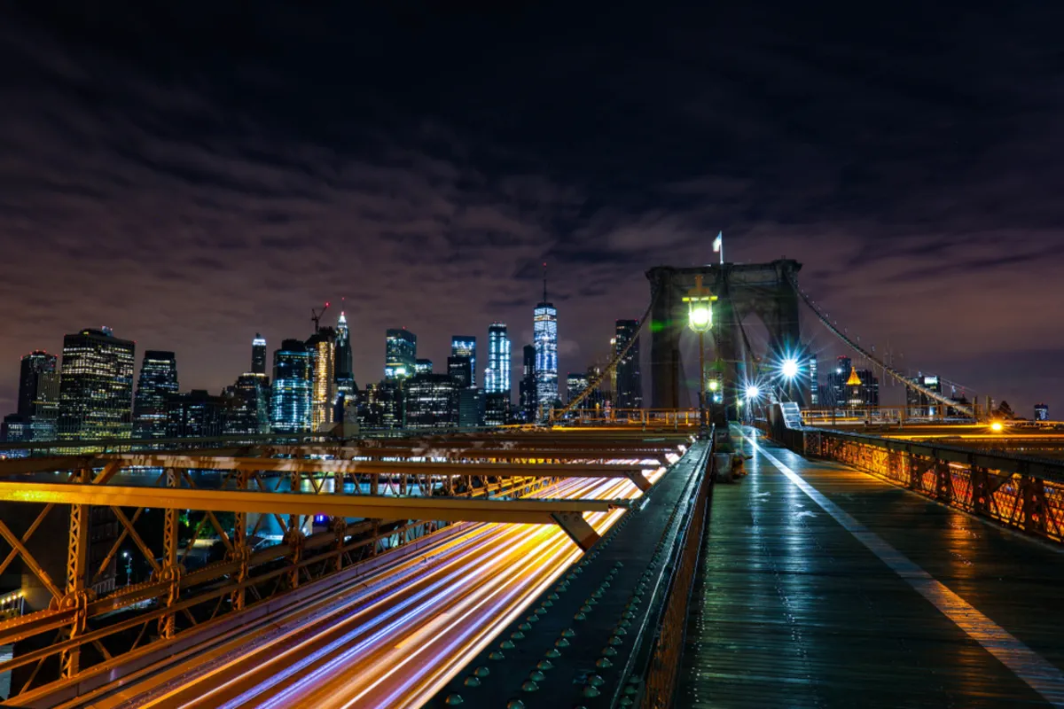 Nachtaufnahme einer Stadt | Skylum Blog