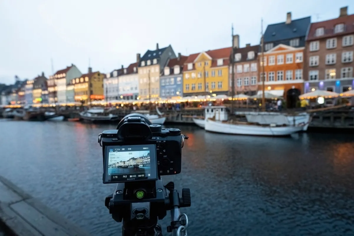 Eine Kamera auf einem Stativ fotografiert die Architektur der Stadt | Skylum Blog