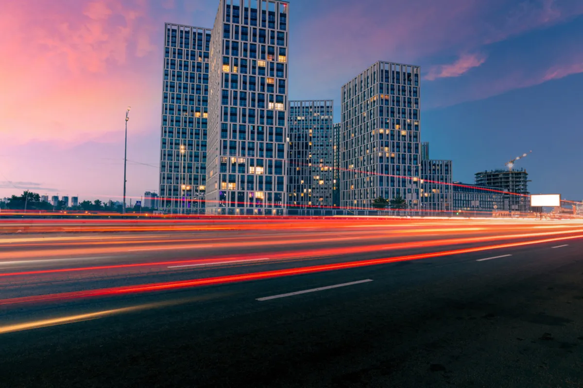Evening photo of the city with blurred lines | Skylum Blog