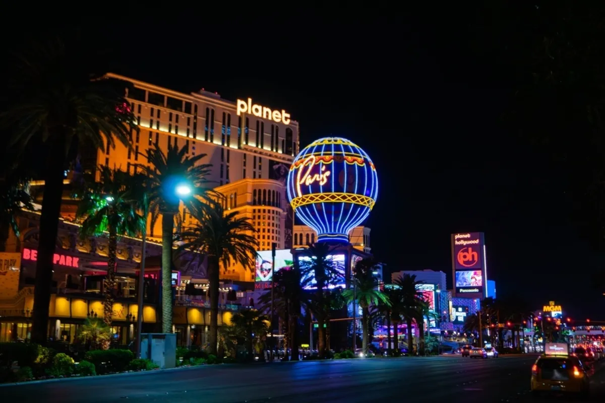 Photo of the night city | Skylum Blog