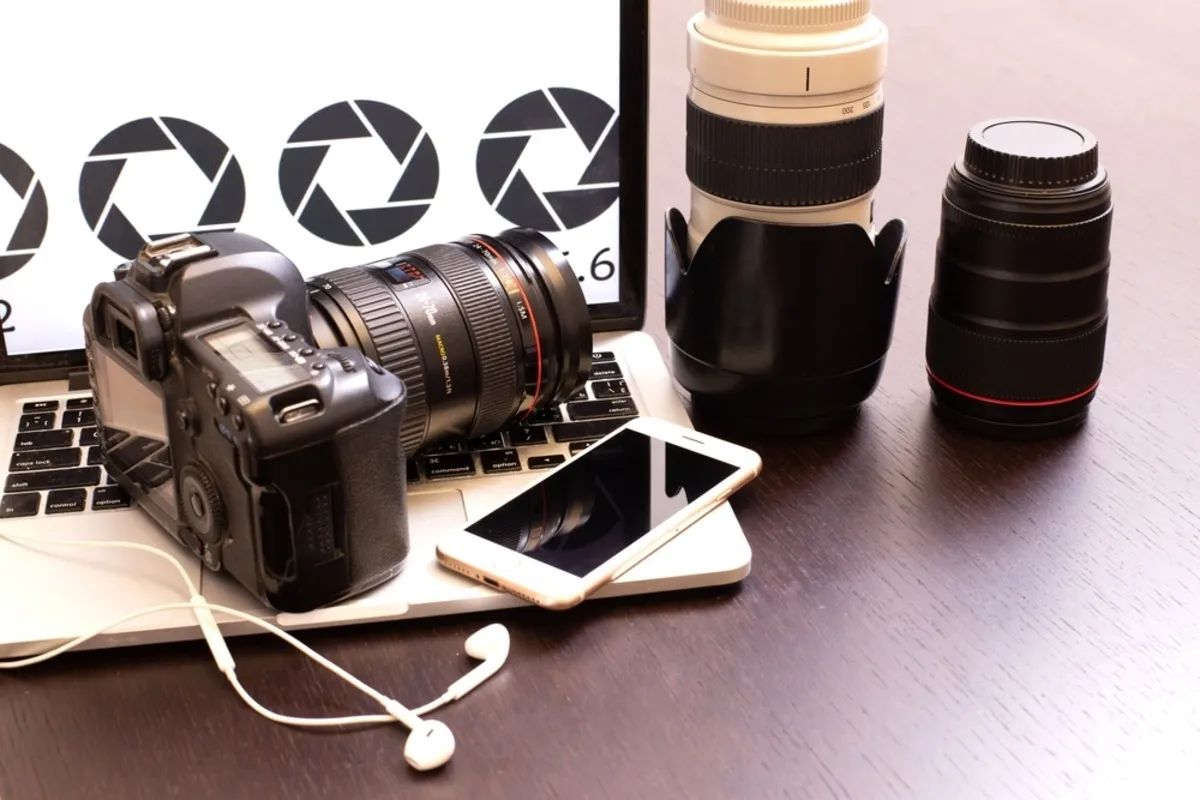 Camera and lenses on the table | Skylum Blog