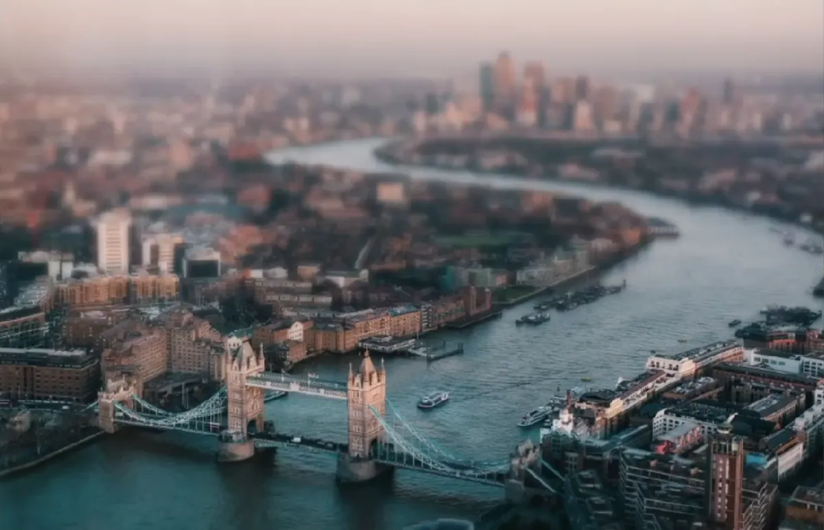 Photo of the city and the bridge without Tilt-Shift Effect | Skylum Blog