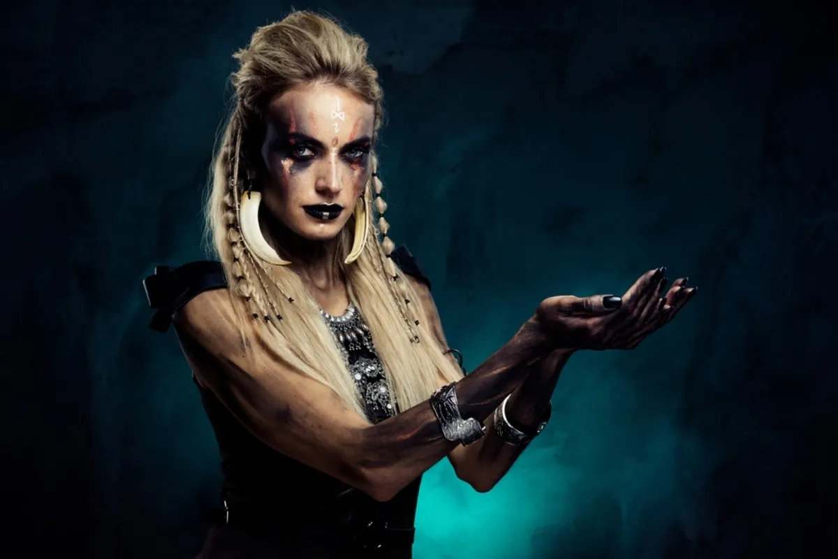 A girl in a tribal costume | Skylum Blog