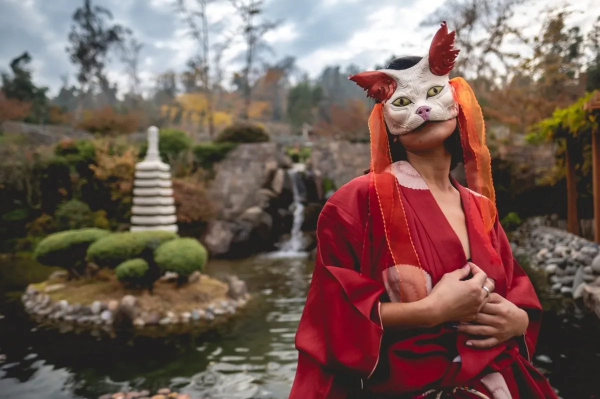 A girl in a red kimono with a cat mask | Skylum Blog