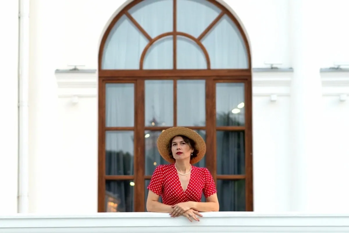 Woman in front of a building | Skylum Blog