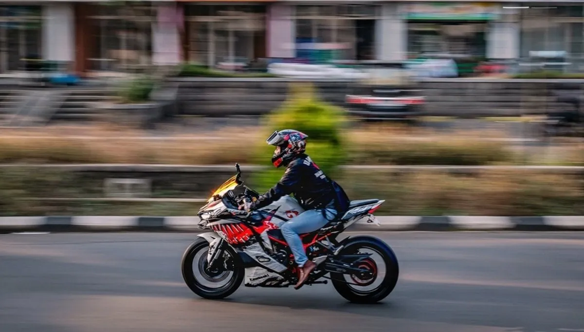 Motorcyclist in motion | Skylum Blog
