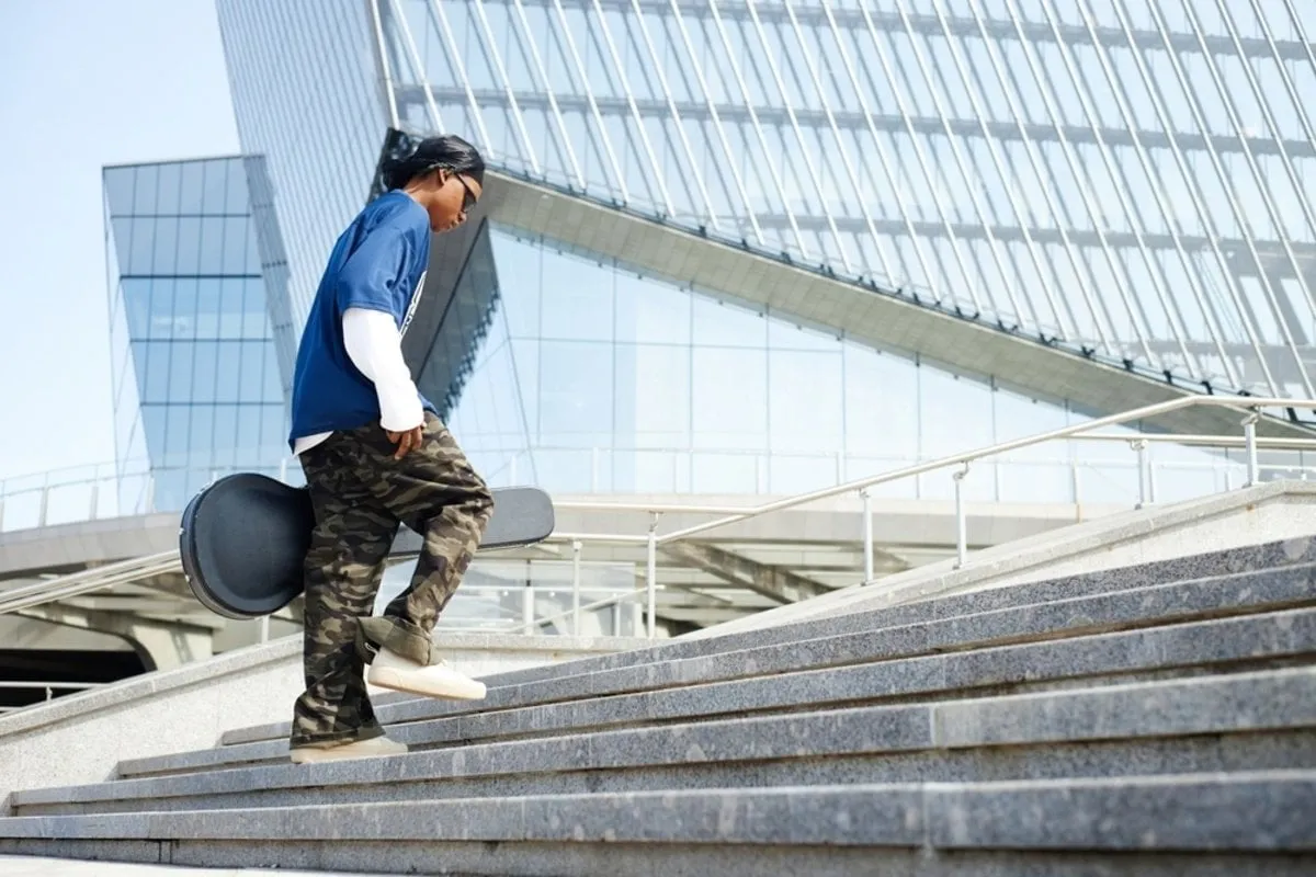 The musician climbs the steps | Skylum Blog