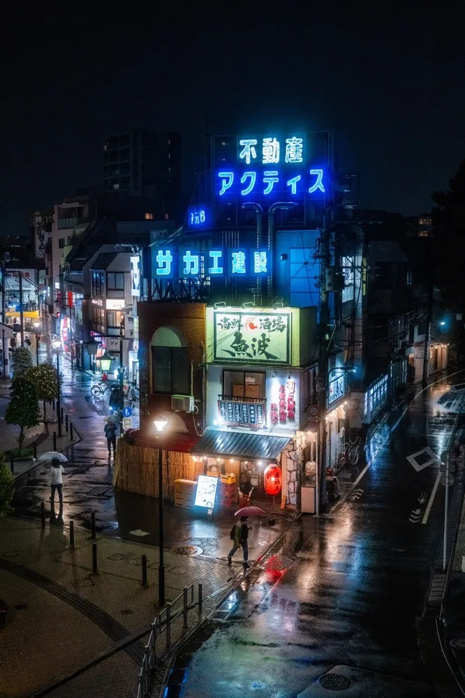 Photo of the city after the rain with reflections of signs | Skylum Blog