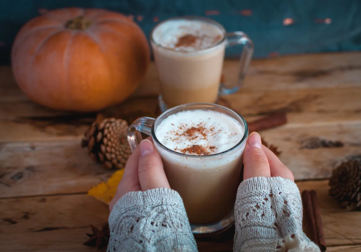 Two cups of coffee on the table and a pumpkin | Skylum Blog