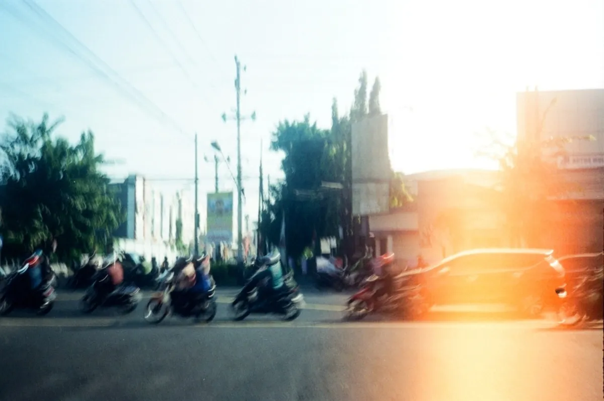 A blurry photo with glare from passing traffic | Skylum Blog