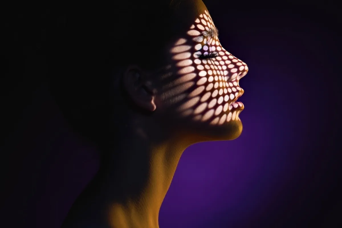 Portrait of a girl in profile with Gobo | Skylum Blog