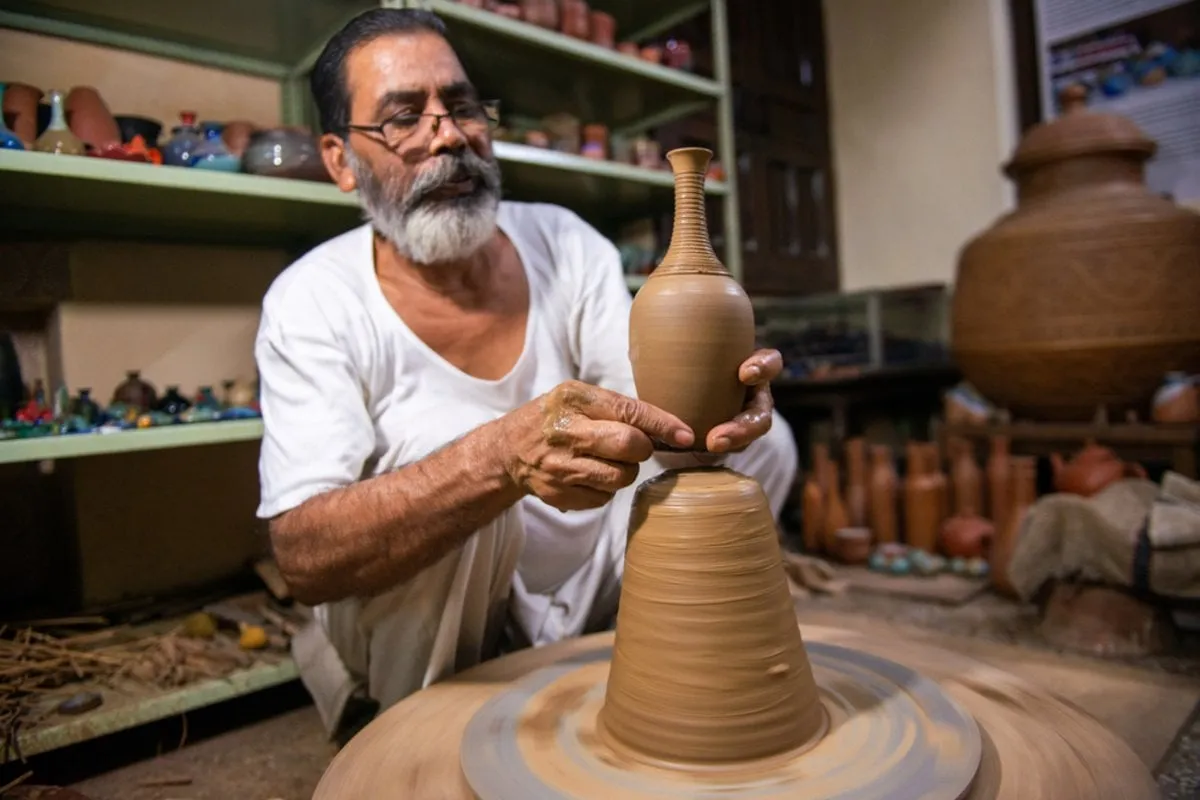 A potter at work | Skylum Blog