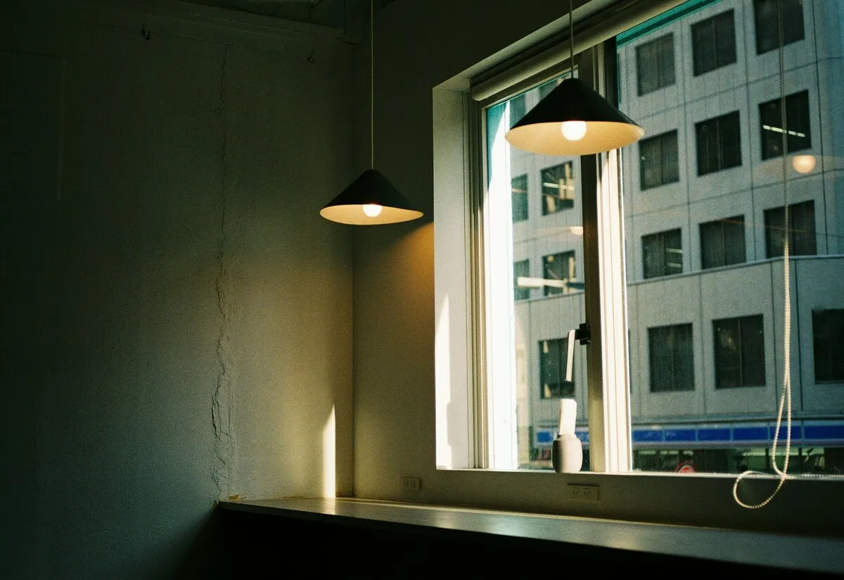 Two pendant lamps near the window | Skylum Blog