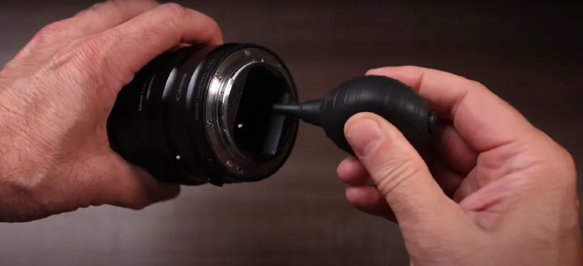 Blowing out the rear of the lens with a special blower | Skylum Blog