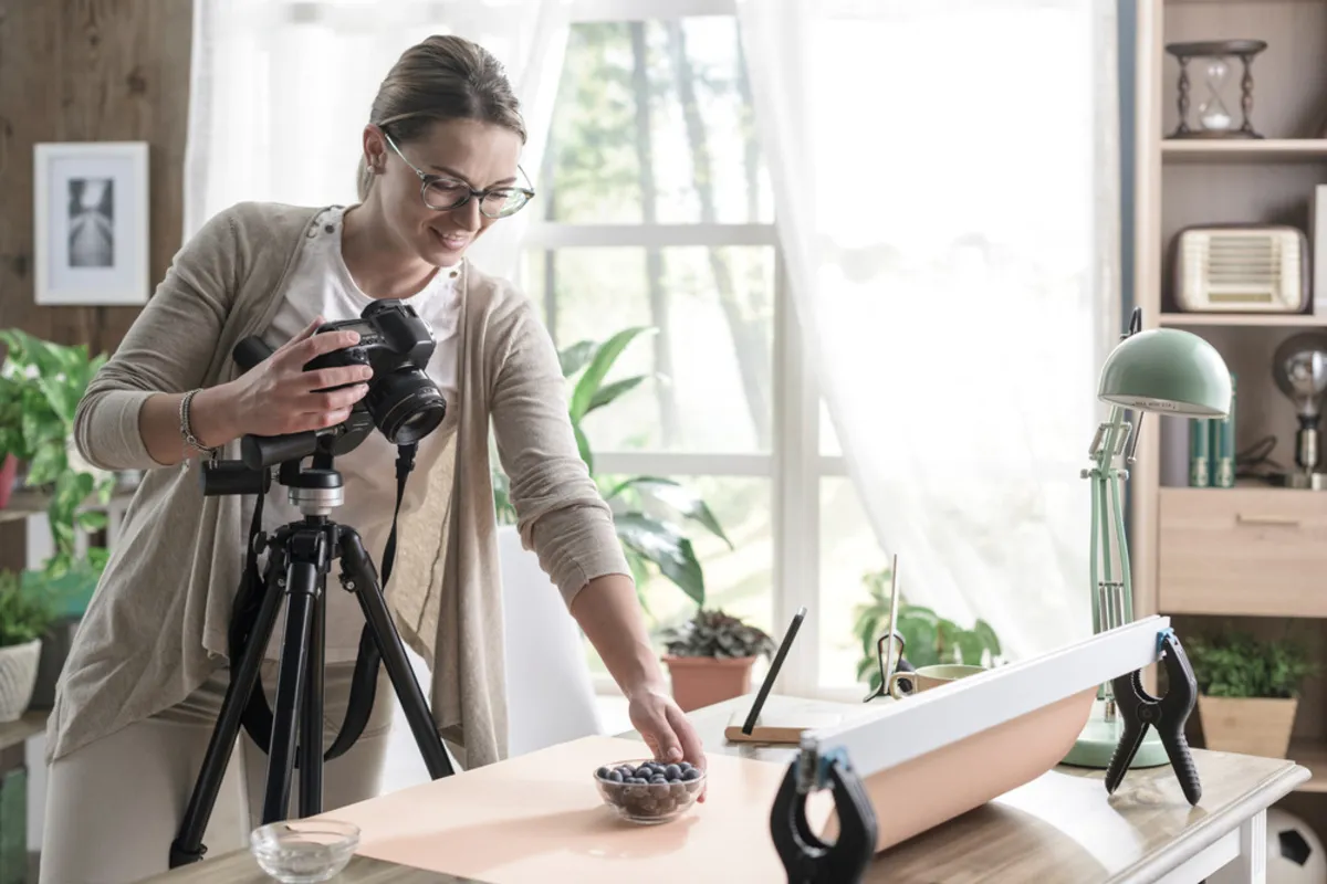 A photographer takes a product photo | Skylum Blog